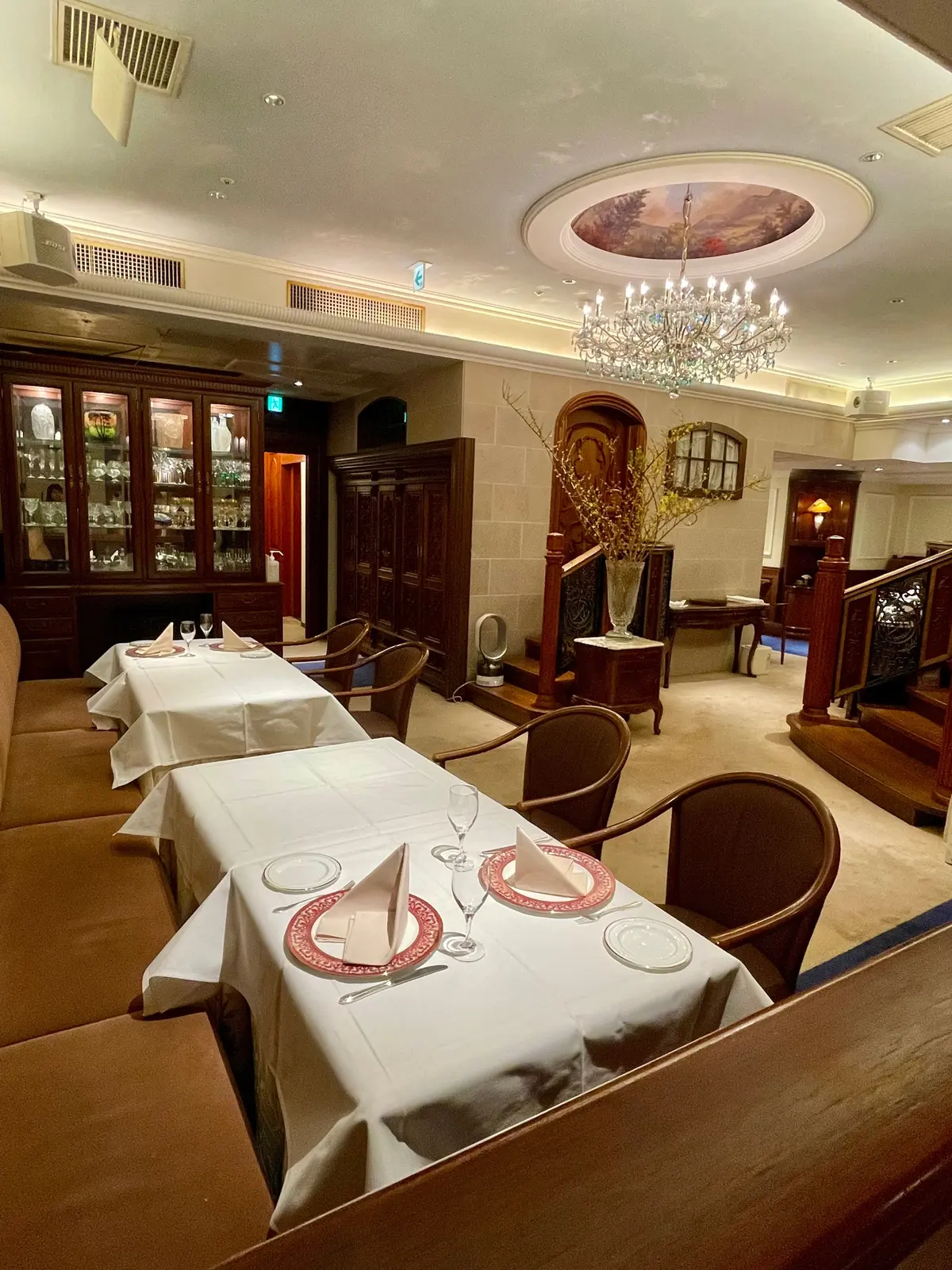 巴里夕顔、銀座、フレンチ、フランス料理、芸術、美術、エミール・ガレアール・ヌーヴォー、内装、芸術品、美術品、ステンドグラス、壁画、絵画、アート、日本人作家、店内、内装、個室、丸テーブル、円卓、絵画、アンティークランプ、ガレ、エミール・ガレ、ランプ、アンティーク、シャンデリア、天蓋、天井画、作り付けガラス棚、テーブル席、内装、店内