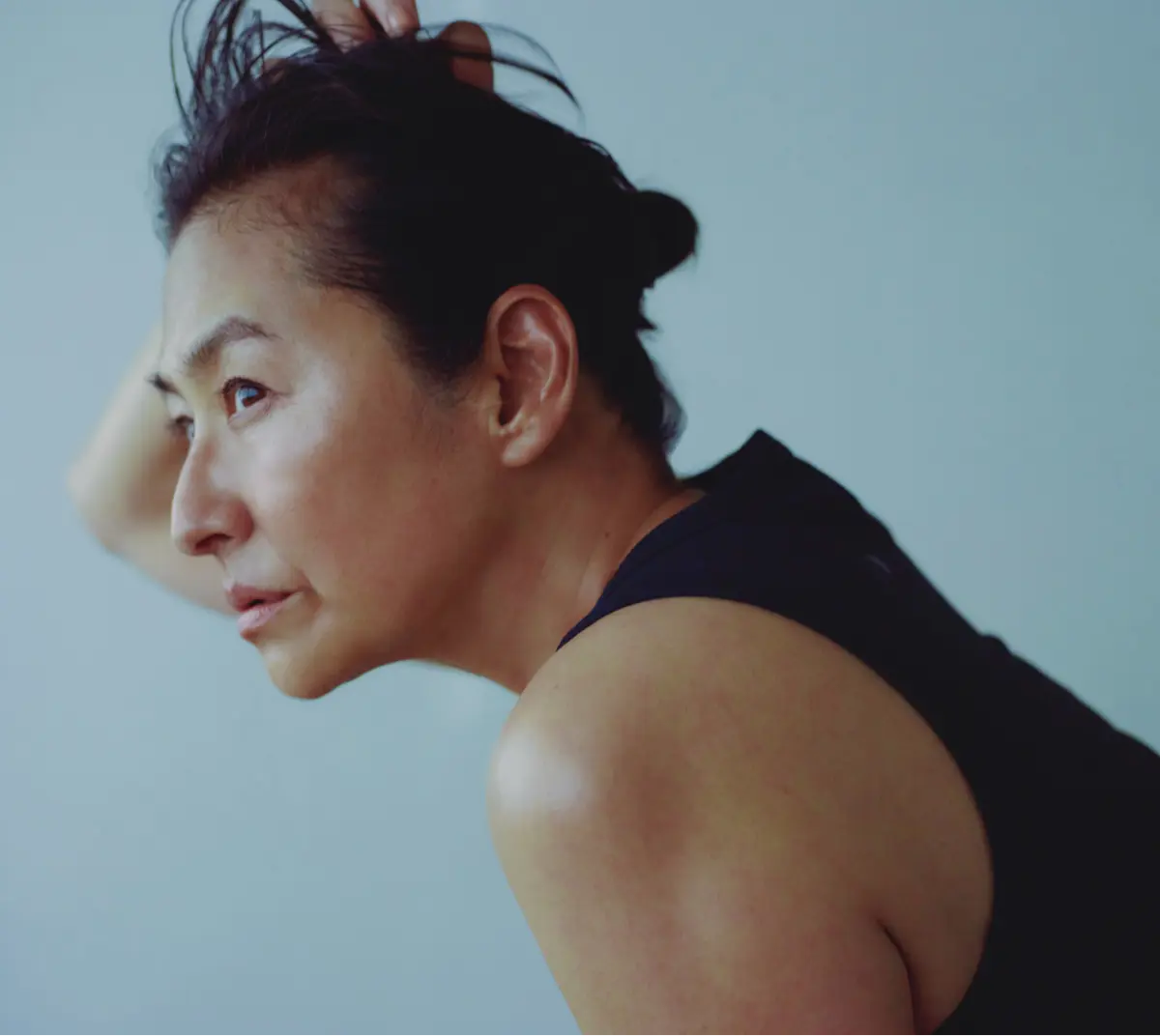 亜希　連載　ウェルビーイング　タンクトップ姿の亜希さん　モデル画像 