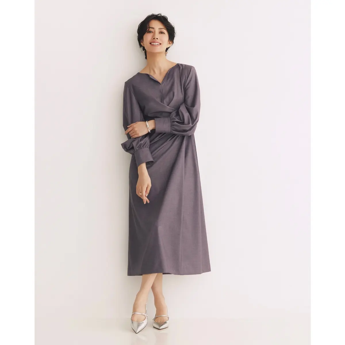 グレーワンピースにシルバーパンプスを合わせたコーディネート　モデル・松田珠希