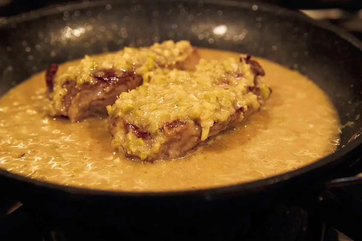 ラム肉を戻し入れ、ソースをからめて火を止める。