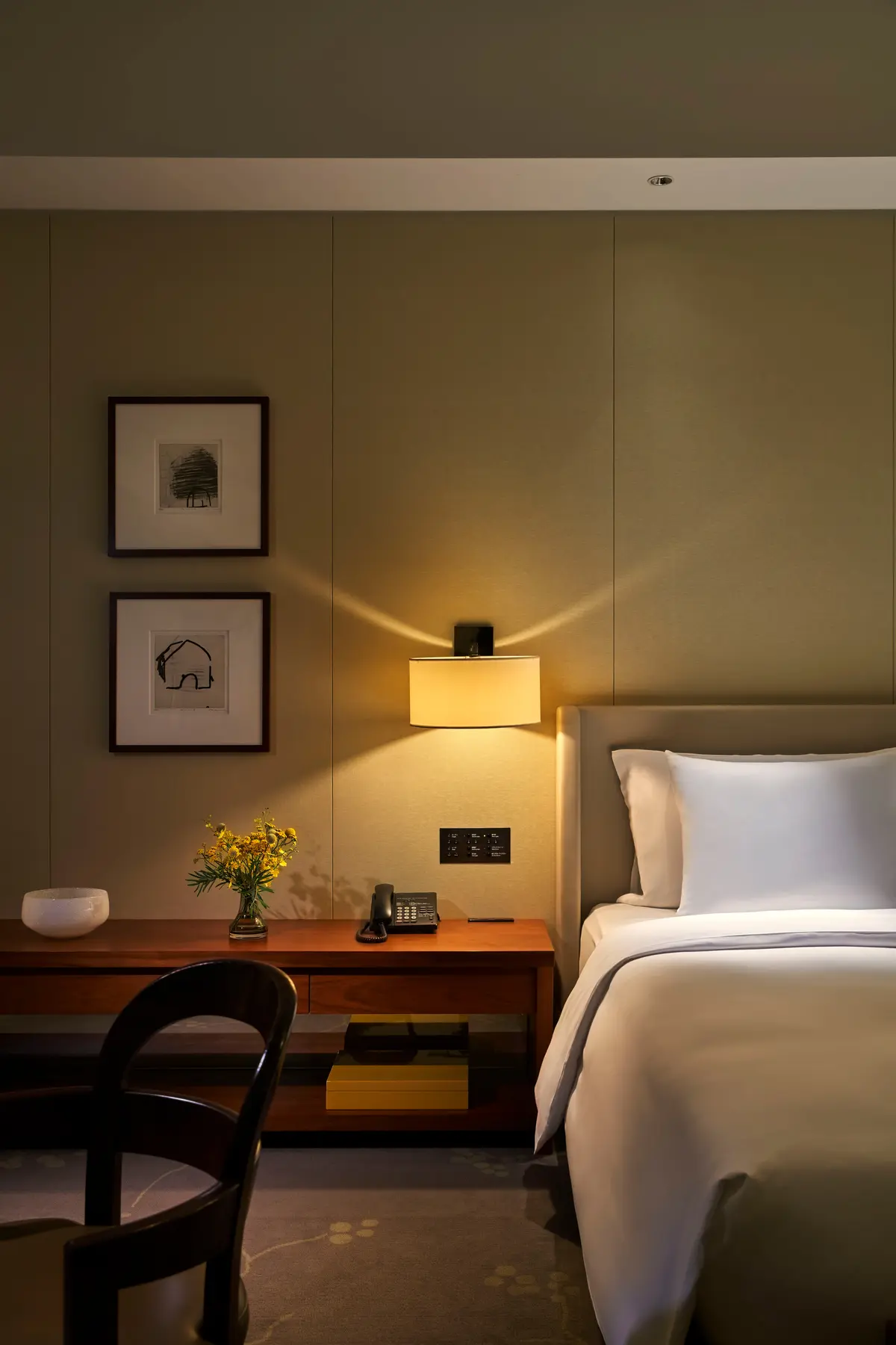 パレスホテル　デラックスツイン・キング with バルコニー 寝室　照明