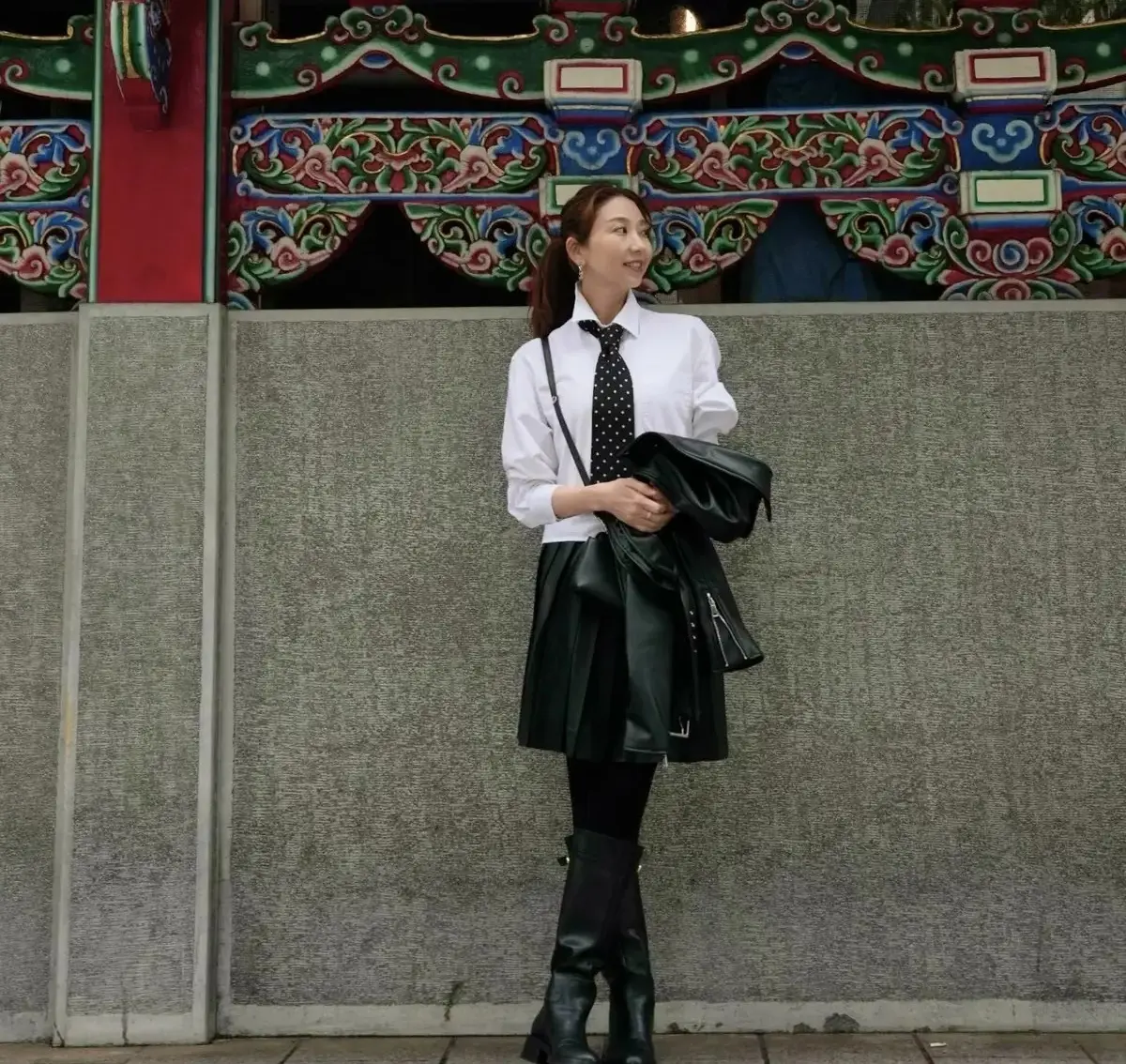 エクラ華組法村麻起子さん　黒レザーブーツ プリーツスカート 白シャツ