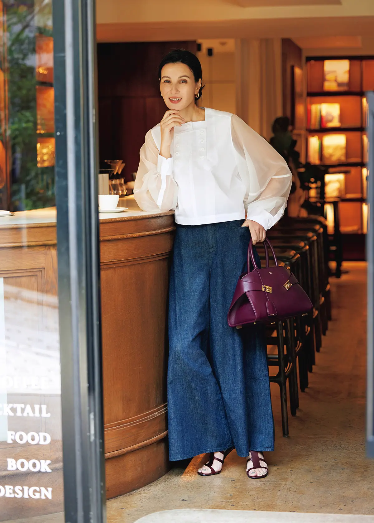 上品な濃色インディゴが シアーシャツの引き締め役に