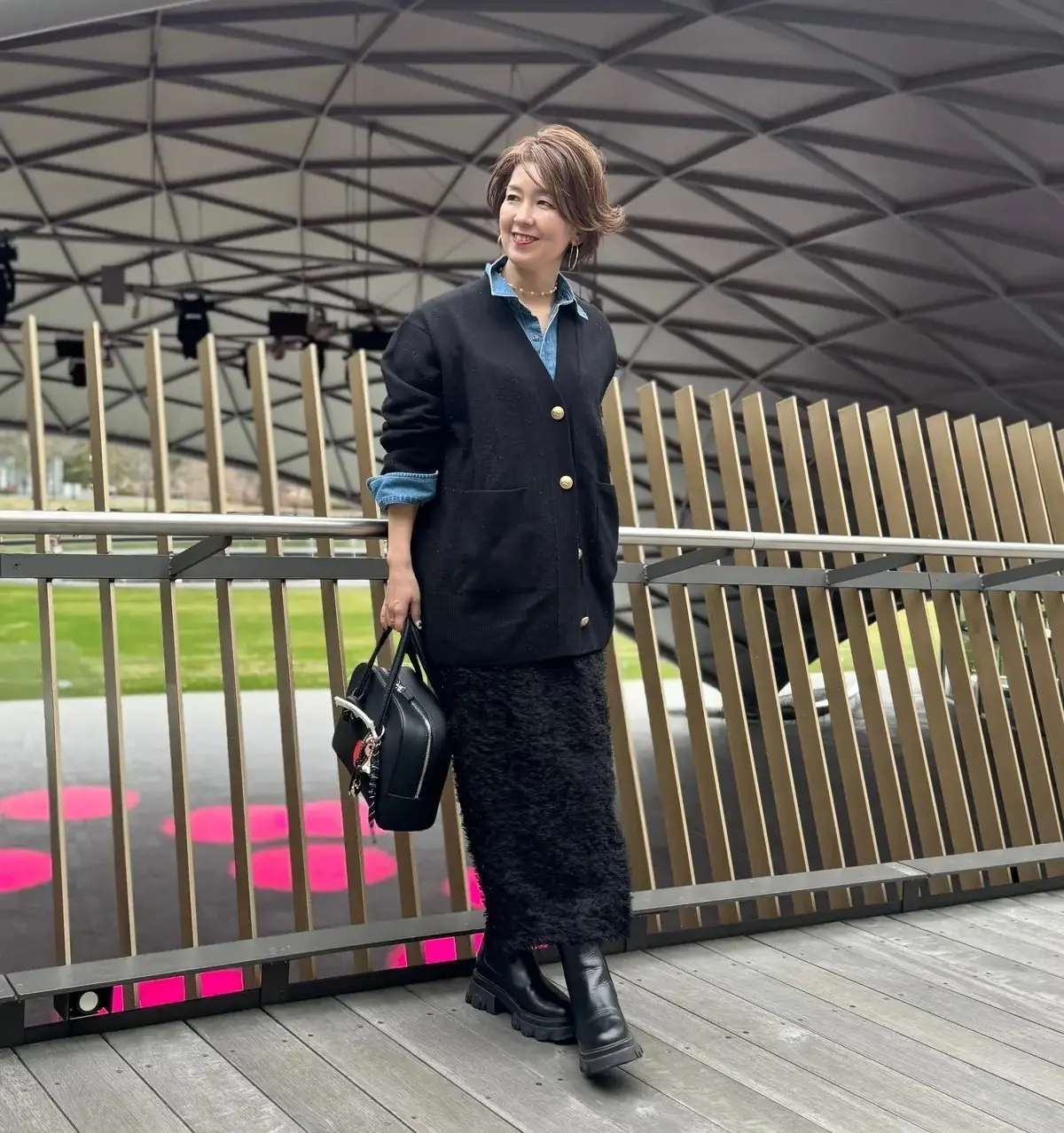 ユニクロ＆JWアンダーソンのデニムシャツ 黒のカーディガン