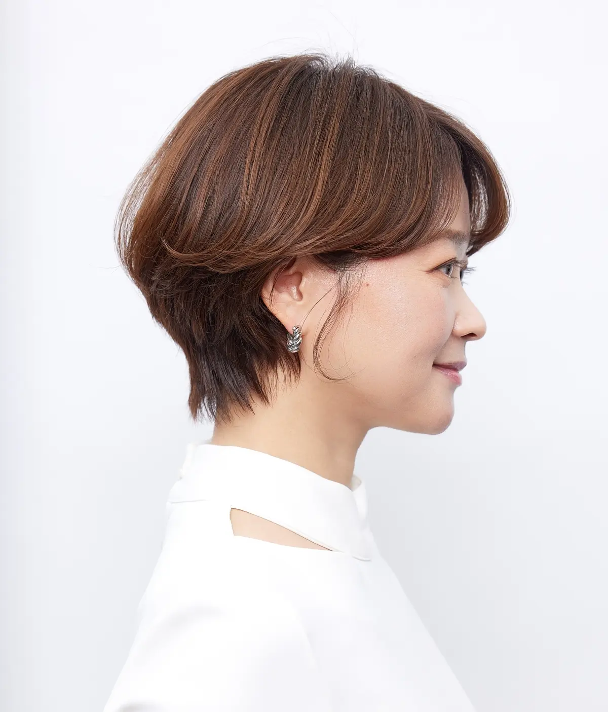 Webエクラ 横から見たショートヘアスタイル 40代 50代 髪型