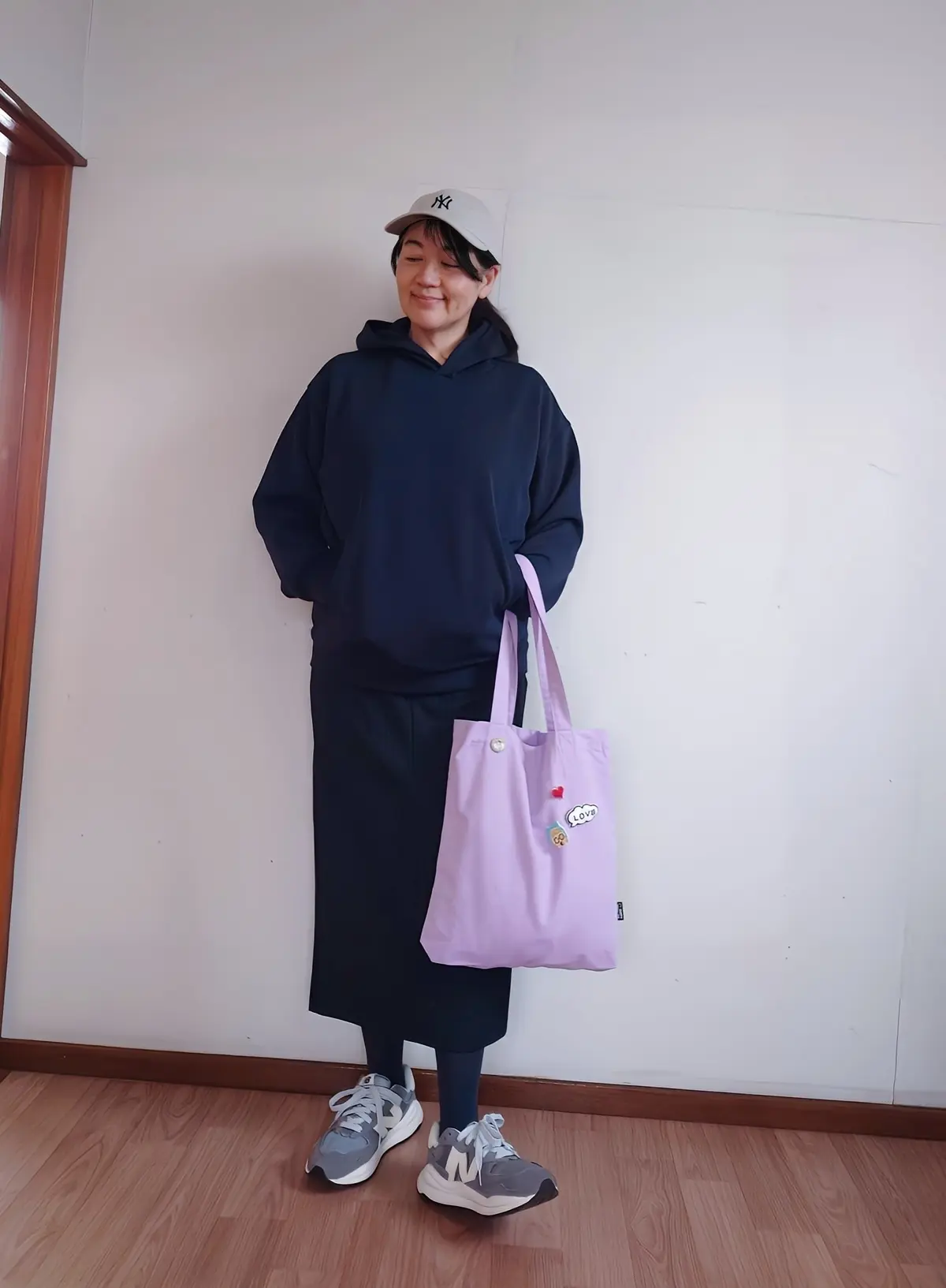 ユニクロメンズパーカーとニューエラキャップの全身