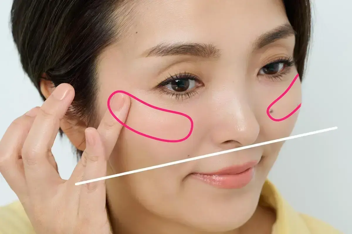 クリームチークを、こめかみに向かって薬指でトントントンと置いていきます