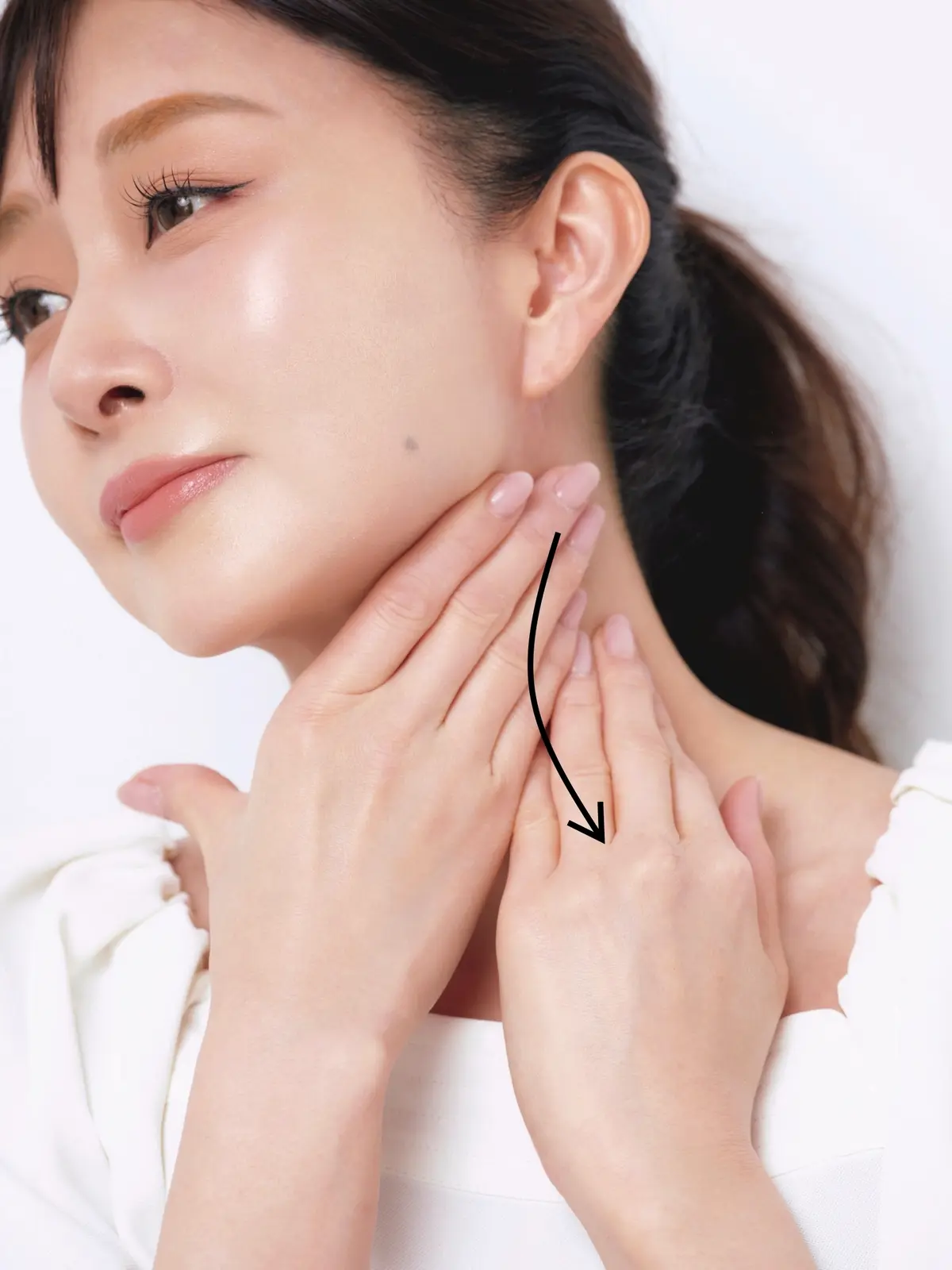 石井美保　引き締めケア　肌アイロンであご下の 2 もたつきを流す