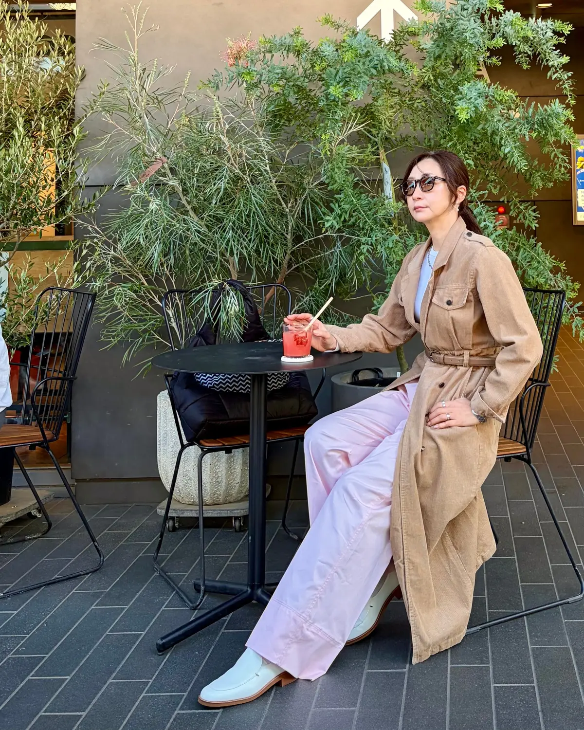 Zaraピンクパンツとベージュのアウターコーデ