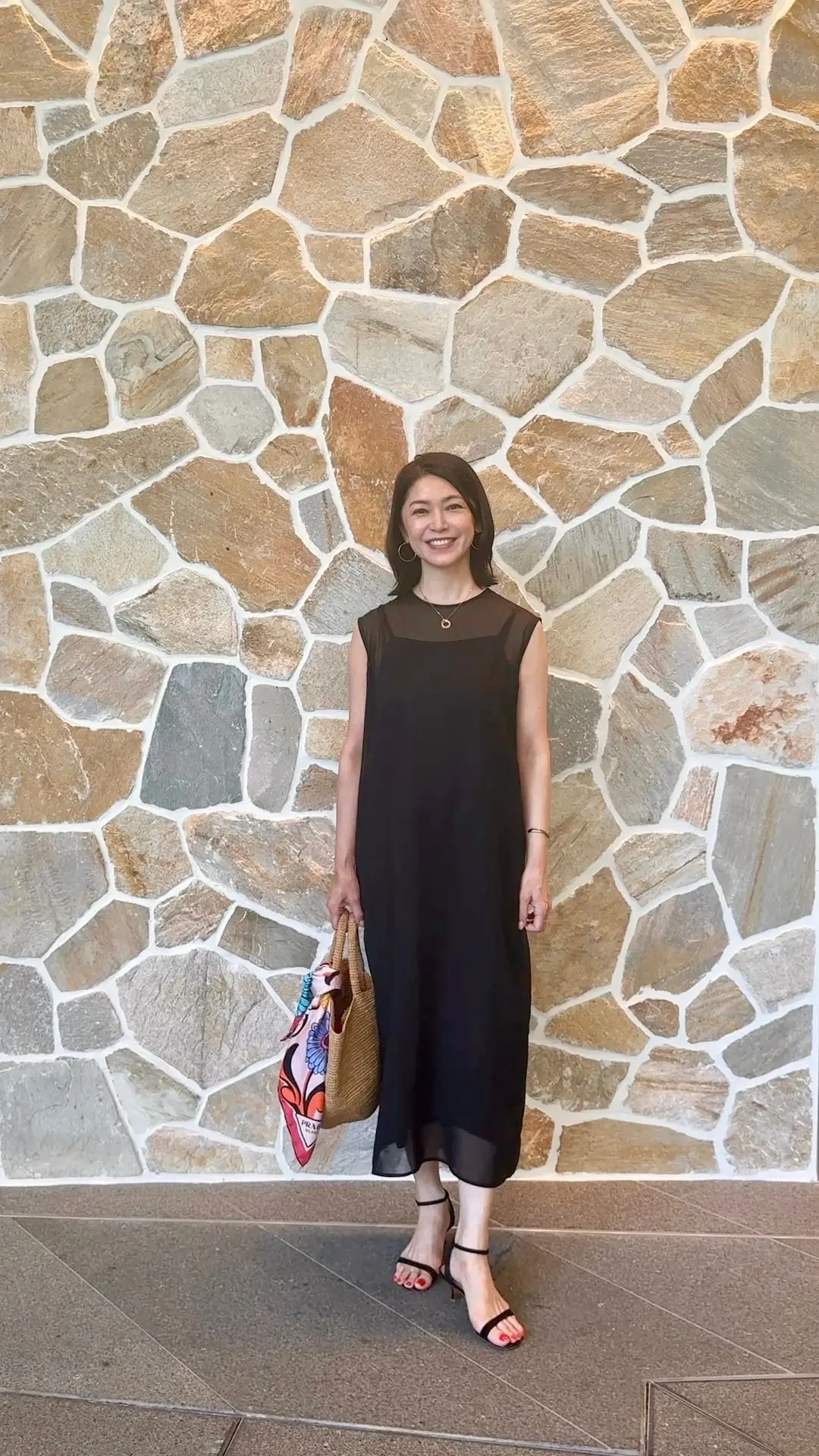 dress：j．sandals：PELLICO　
bag：sansArcidet　scarf：PRADA
