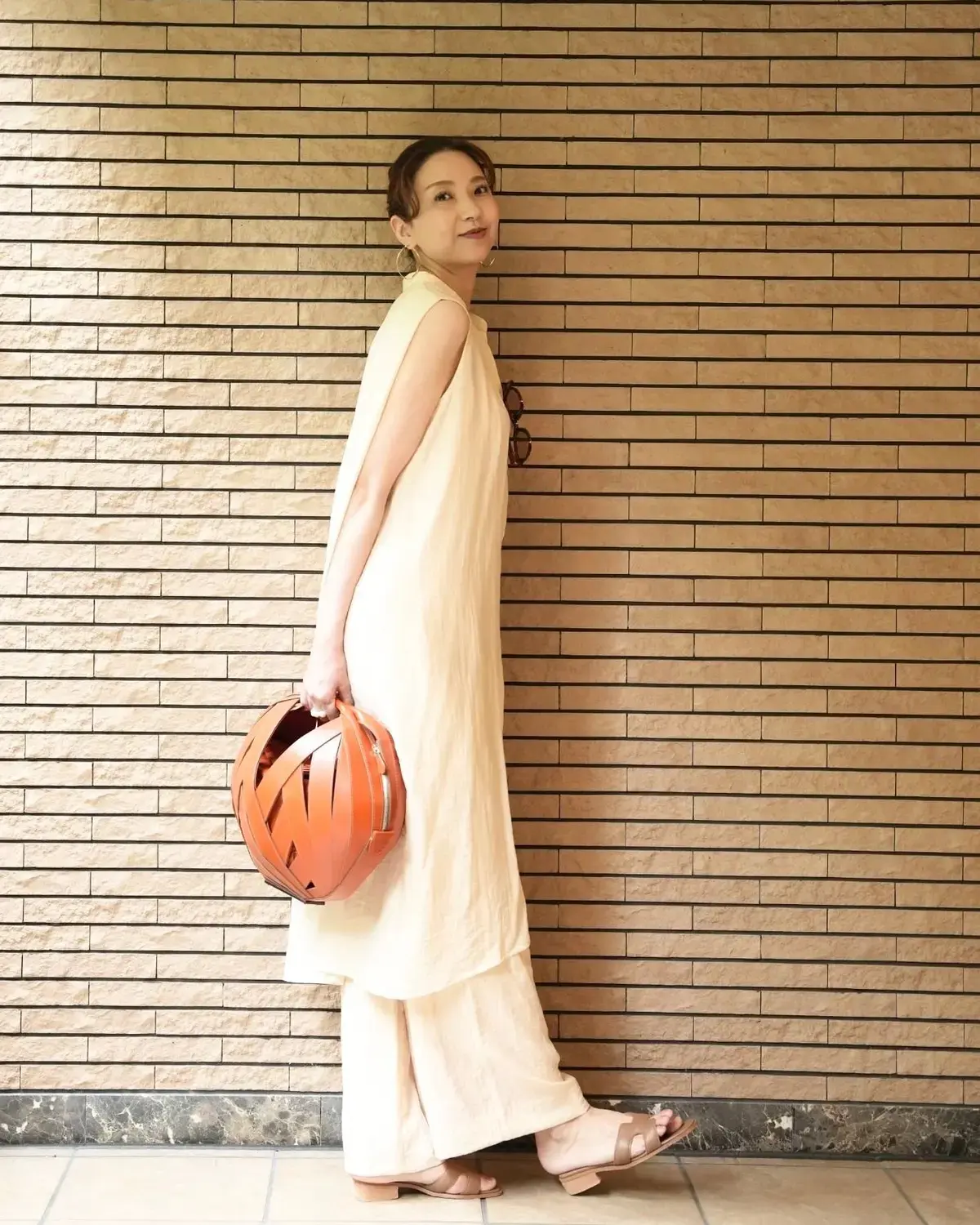 PERRIN PARISのバッグ　白ワンピース　パンツ　サンダル　夏コーデ
