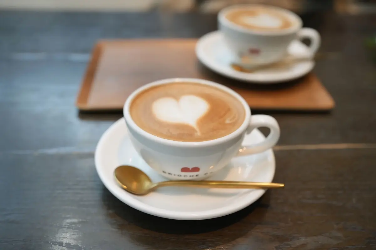カフェラテのホットは、可愛いラテアート付き♡