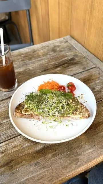 焼き立てのパンと緑に包まれる代官山カフェの画像_3