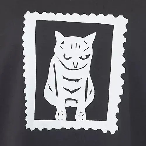 黒い背景に、白いスタンプ風の枠の中に、ニヤリと笑う猫のイラストが描かれている。猫は立ち姿で、黒い胴体と白い顔を持つ。