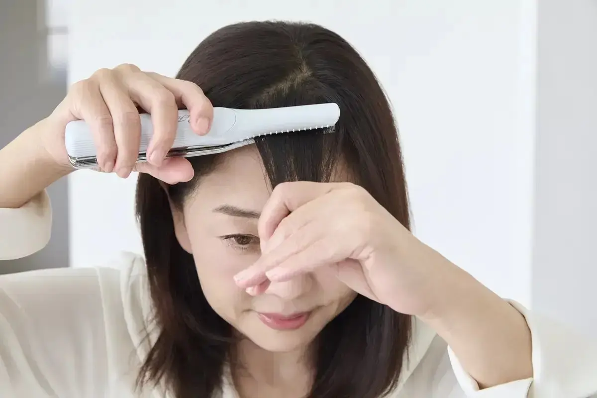 外出時は、ミニヘアアイロンで前髪のうねりを整える