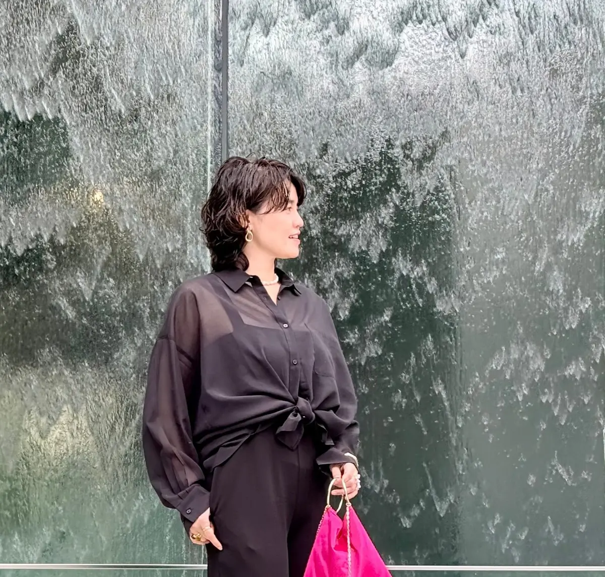 GU 黒　シアーシャツ　絶妙なシアー感と着心地の良さ、そして適度にハリがあるので、シルエットも美しい