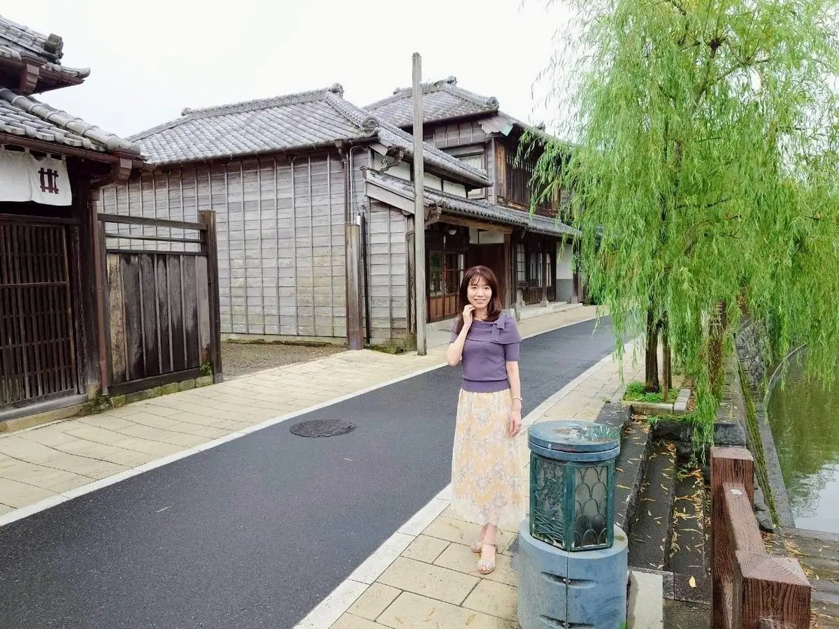 石畳の道と木造家屋が並ぶ日本の古い街並み。小野川沿い。