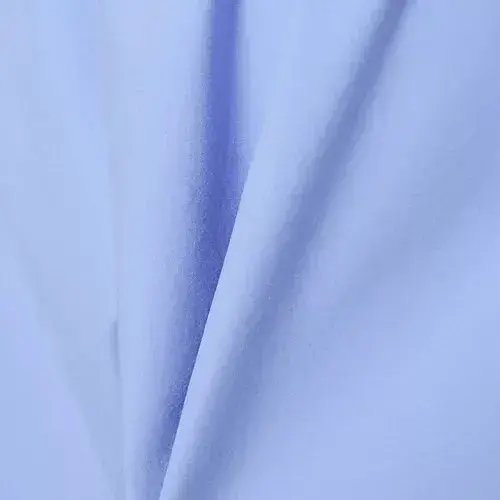淡い青色の滑らかな生地が波打って広がっている