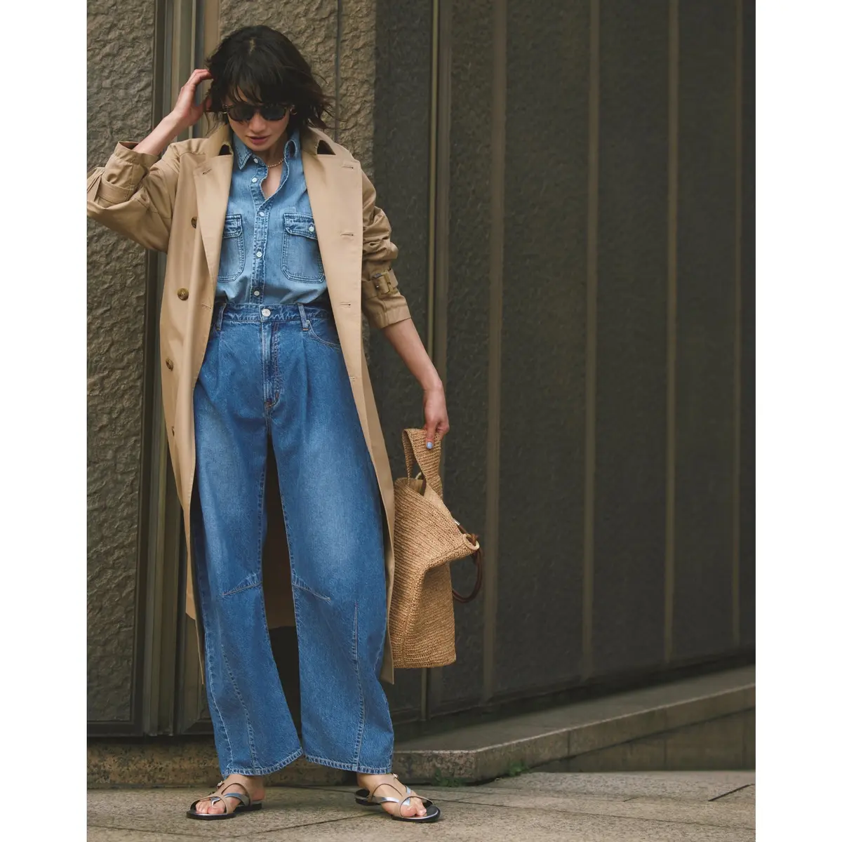 ベージュトレンチコートにブルーデニムシャツとデニムパンツを合わせたコーディネート　モデル・渡辺佳子