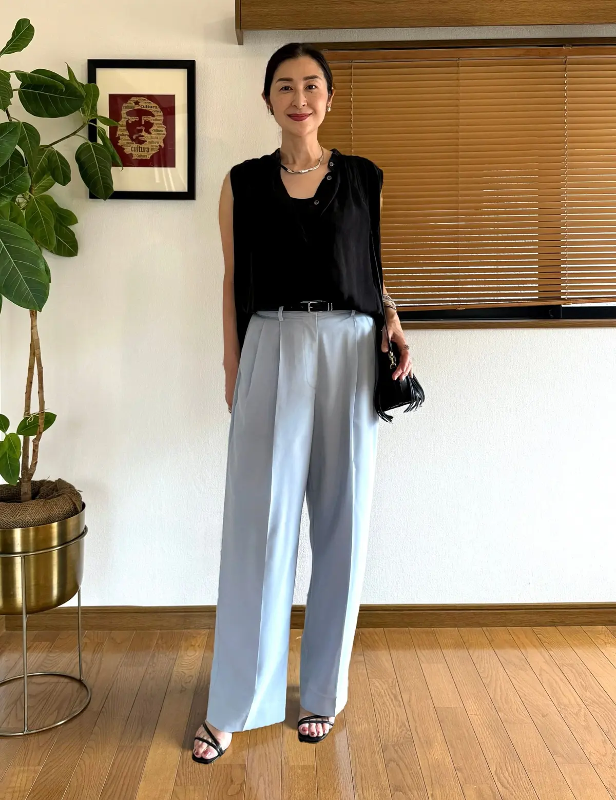 光沢感を抑えた上品な黒シャツ　ライトブルーのパンツ　サンダル