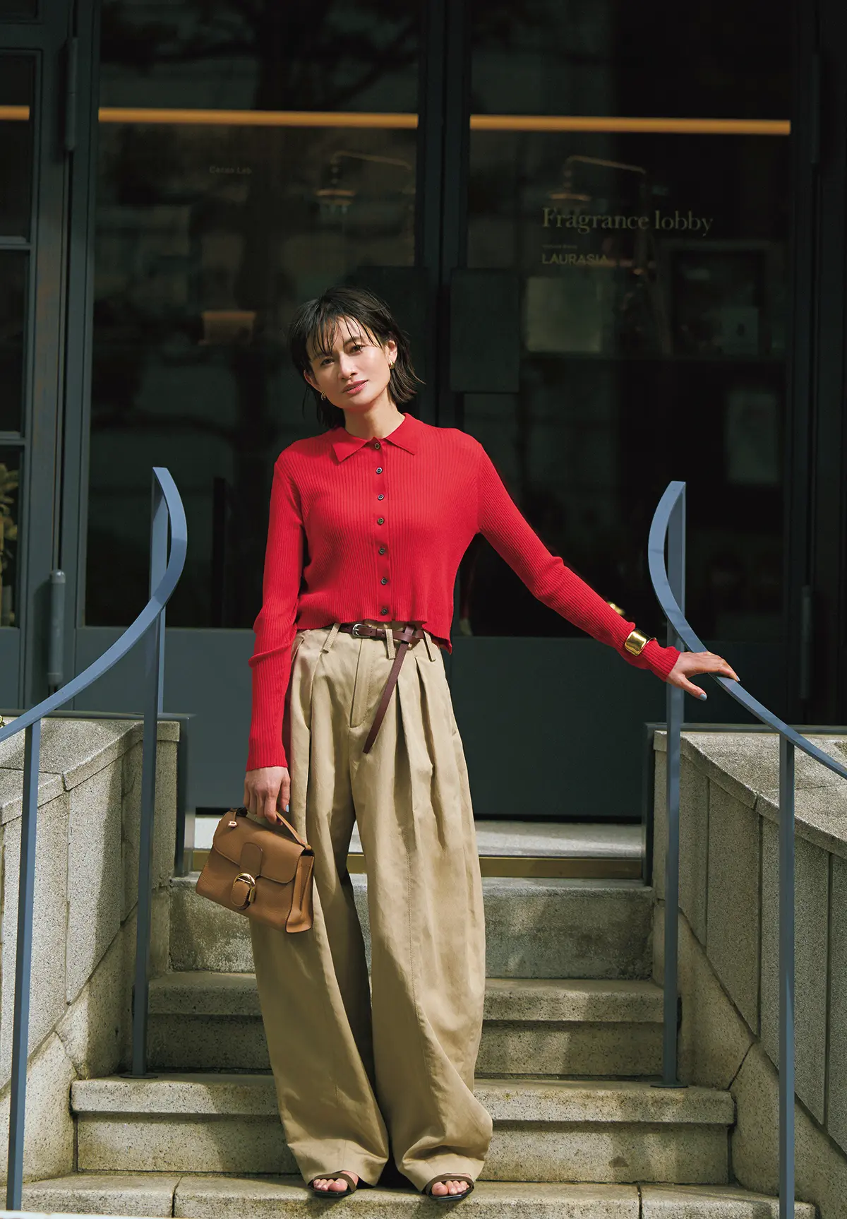 目をひくビビッドカラーも、 ショート丈ならこなれたムードに