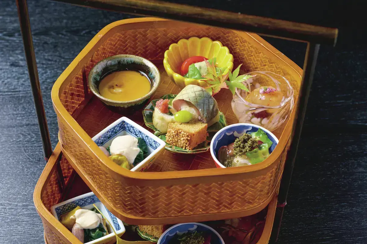 日本料理「銀座がゆう」では、全国から厳選食材を取り寄せた贅沢な日本料理を提供。梅コース（￥19,800）など