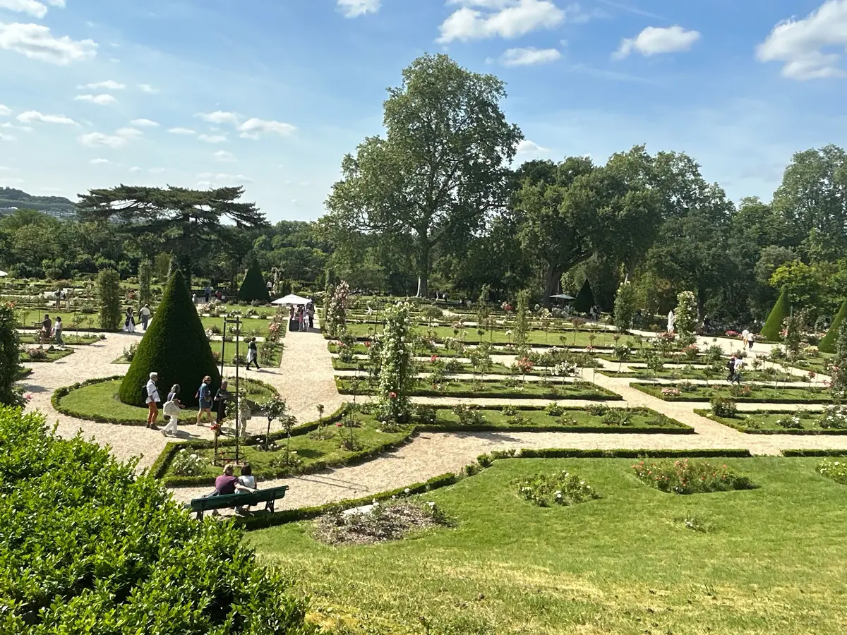 パリ旅行  パリ観光  パリ散歩  フランス旅行  パリ観光　パリ絶景　バガテル公園  ブローニュの森  薔薇園  ローズガーデン