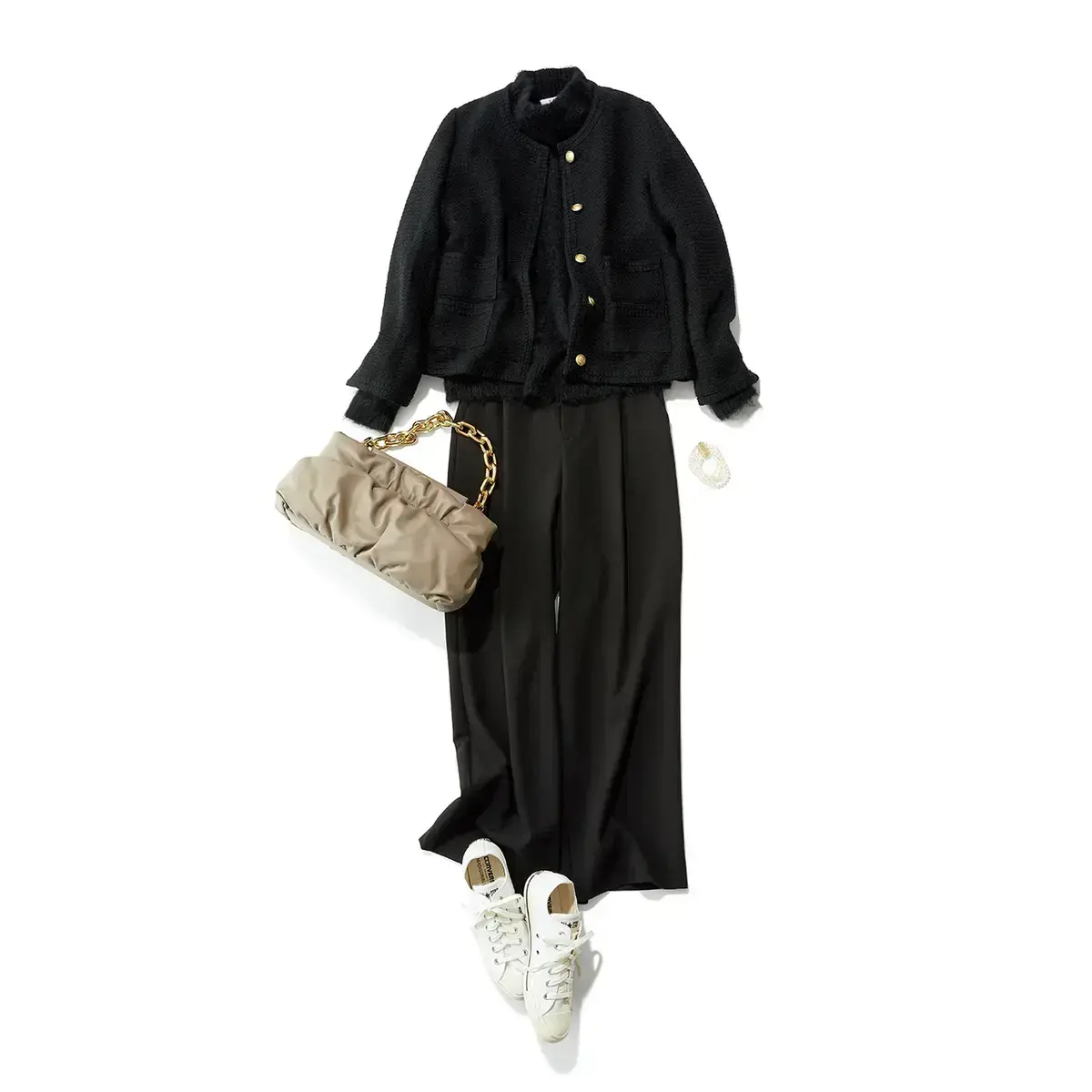 オールブラックは白スニーカーでトーンアップ