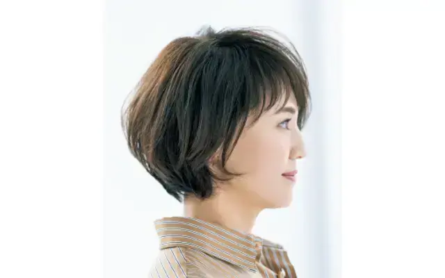 うねりグセをカバーするサイドパートのショートヘア【50代髪型・ヘアスタイル】