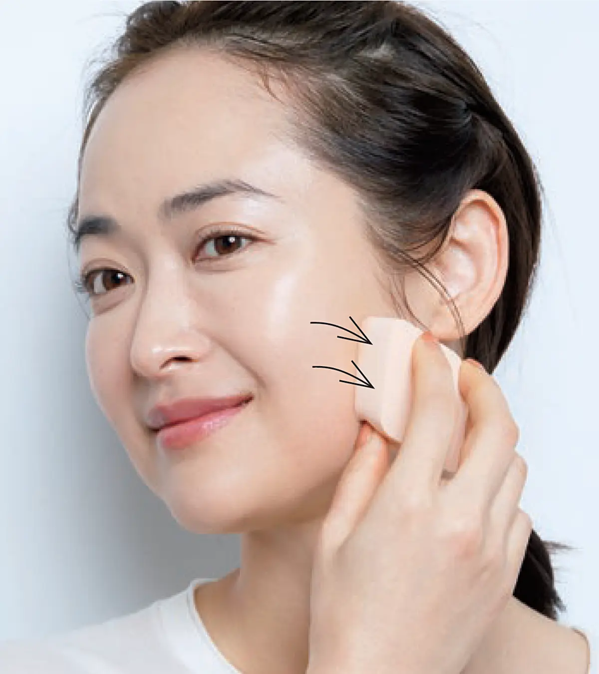 スポンジに残った分を フェイスラインに　50代の“年相応”ベースメイク、長井かおりの最適解