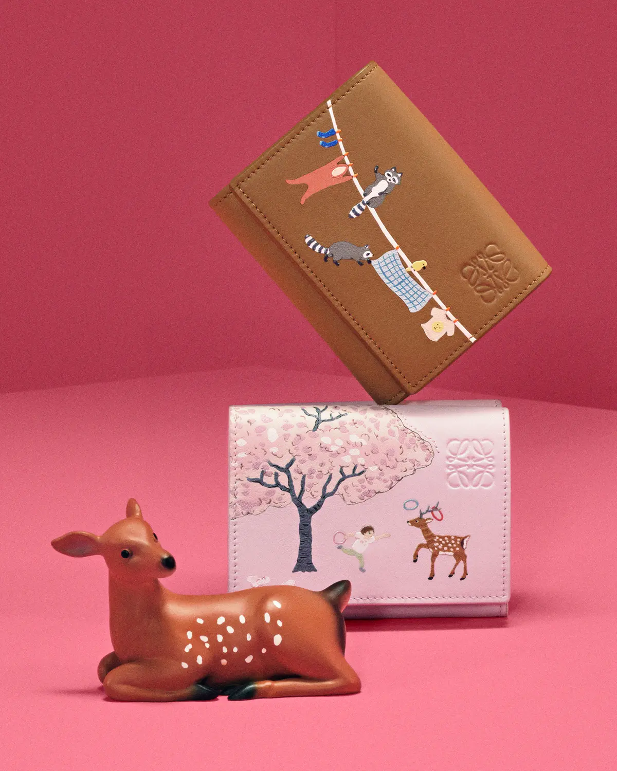 ロエベとスナ・フジタのコラボレーションアイテム　ブラウンのウォレットとライトピンクのウォレット