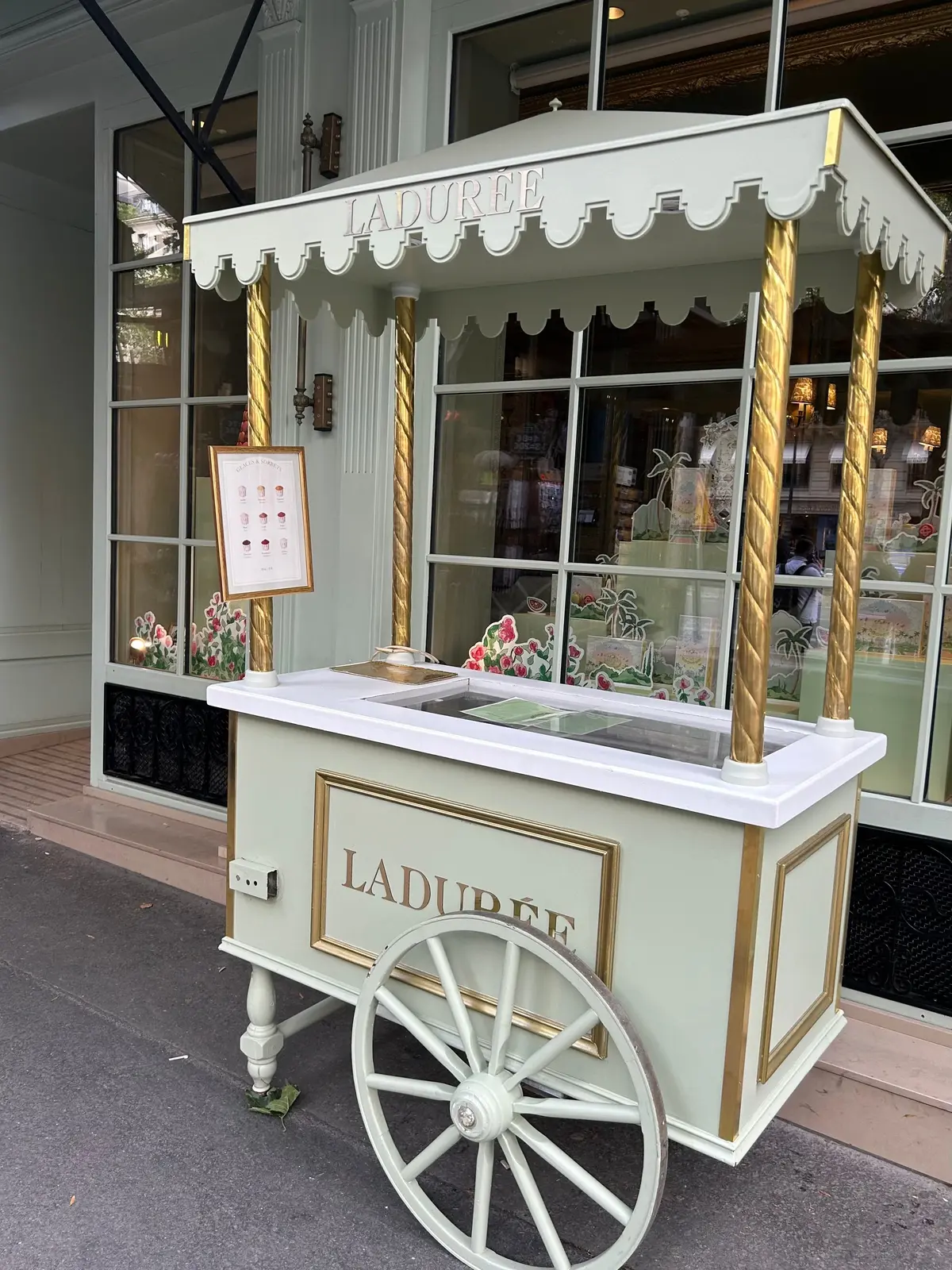 Ladurée, Ladurée, Ladurée ! 何度訪れても心惹かれるパリ・ラデュレ