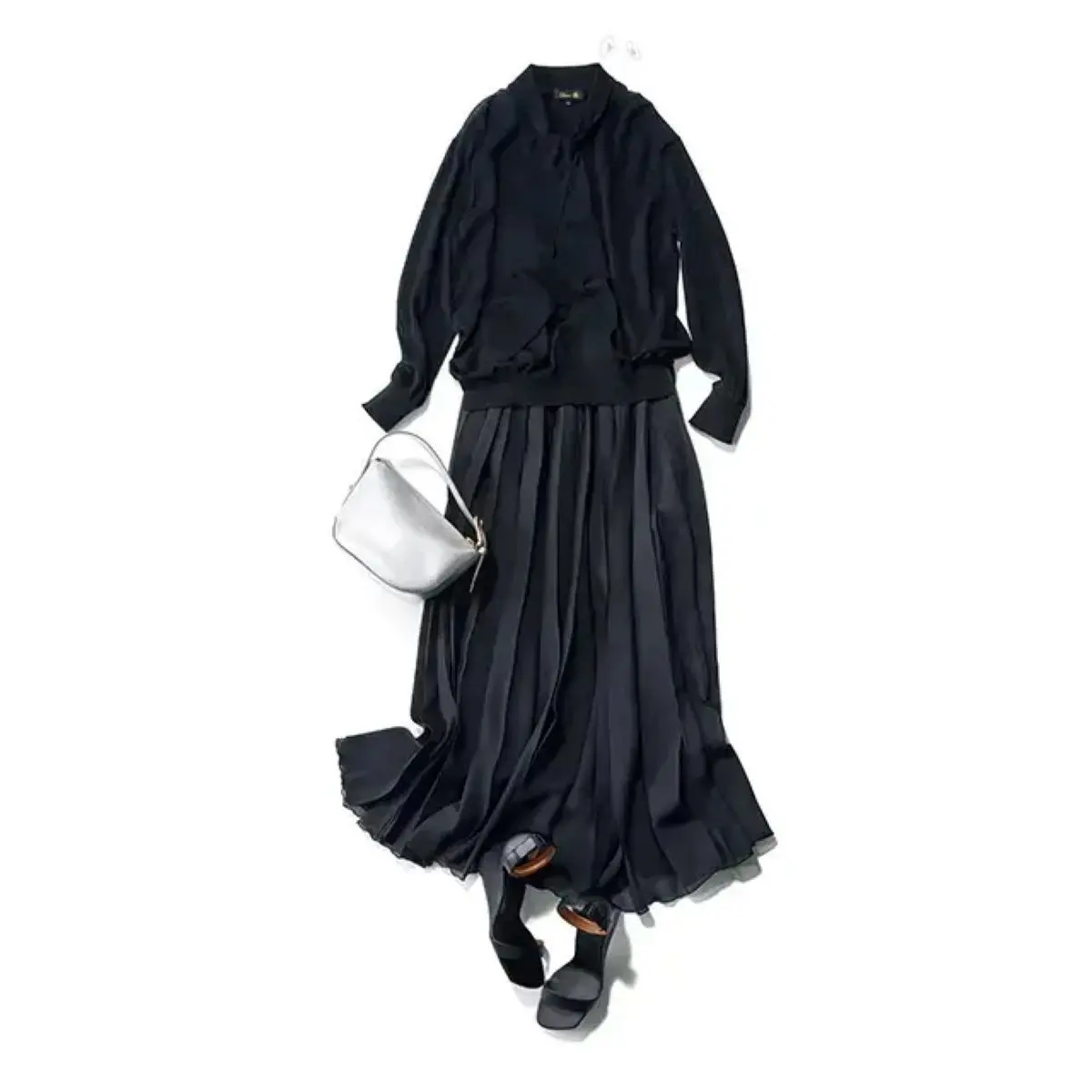 シアーなボウタイニットと揺れるプリーツで麗しく