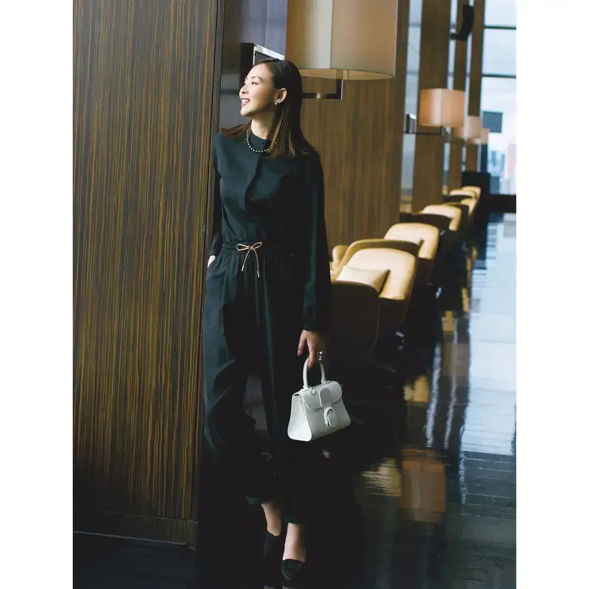オケージョンスタイルは、黒のブラウス&パンツで仕上げる