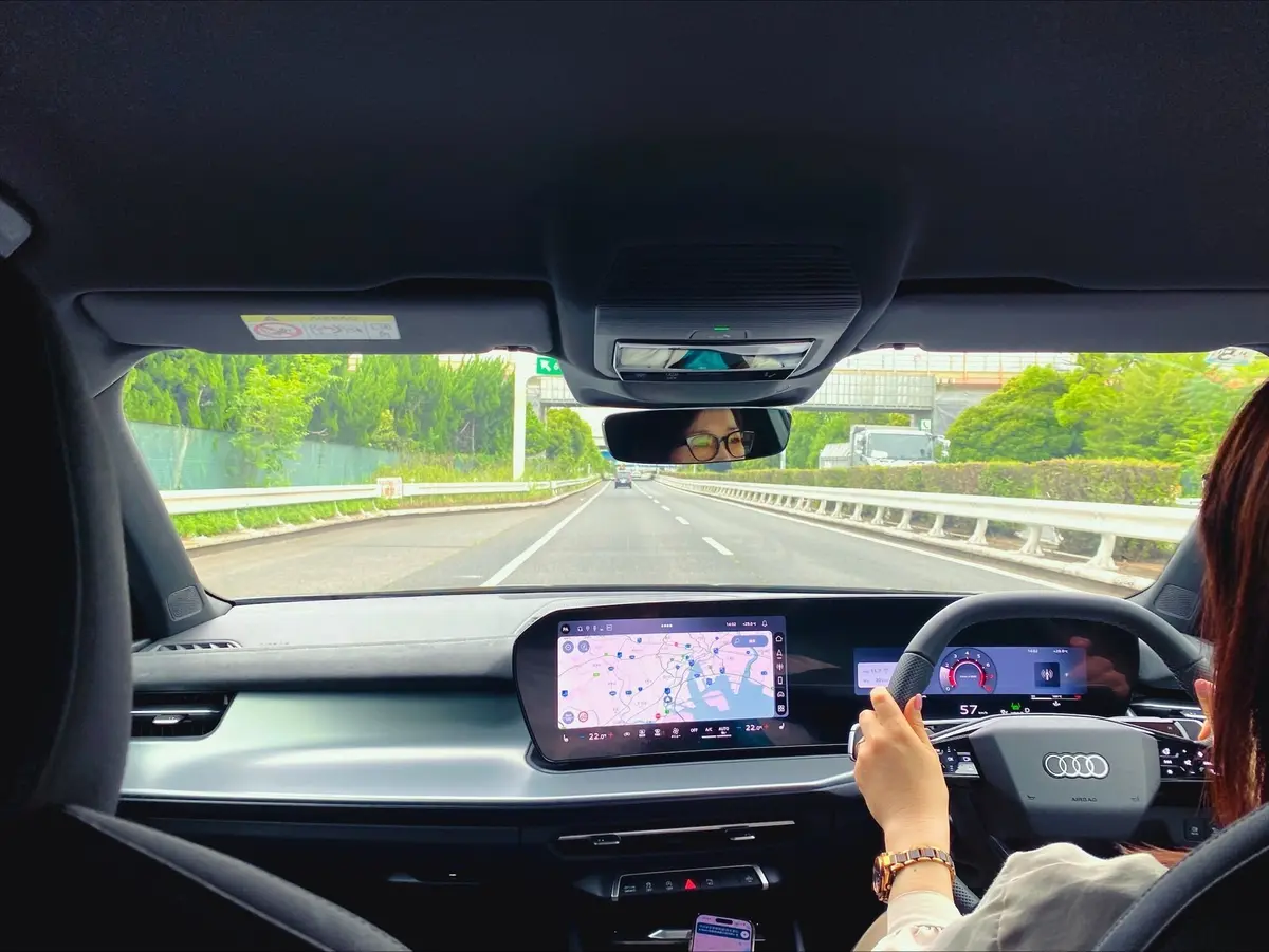 まるも亜希子さんが試乗するアウディQ3の運転中画像