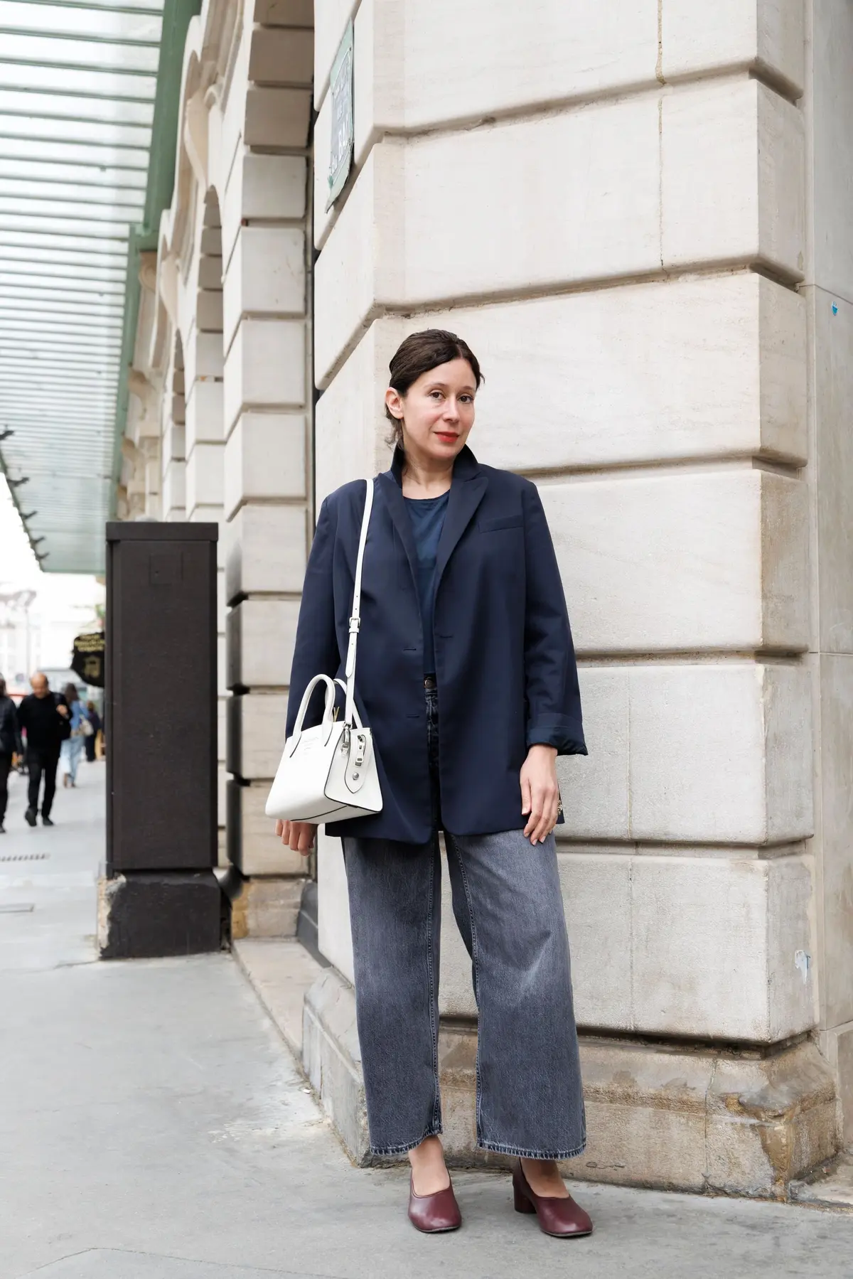 クロップド丈デニムパンツ　Acne Studiosのウォッシュ加工のブラックデニム　ジャケット　海外ファッションスナップ