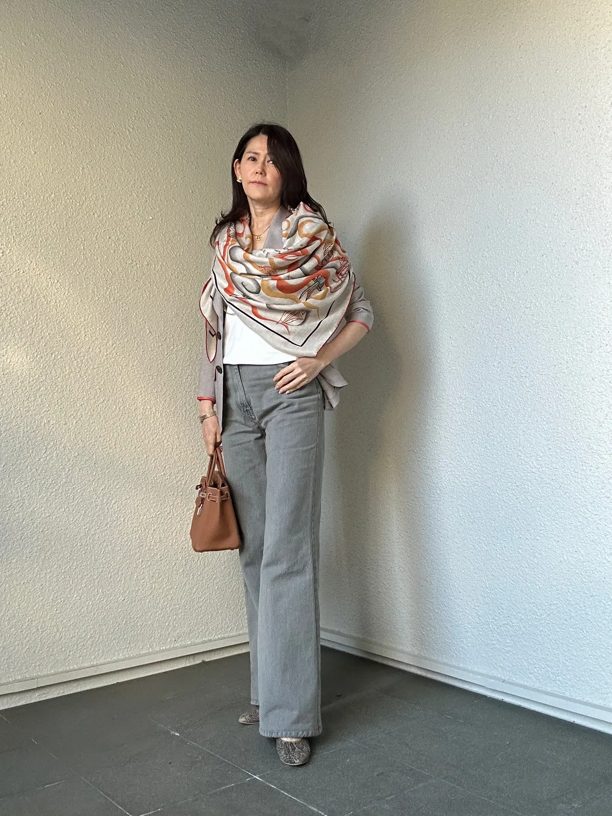 エルメスのスカーフ、ジーンズコーデ