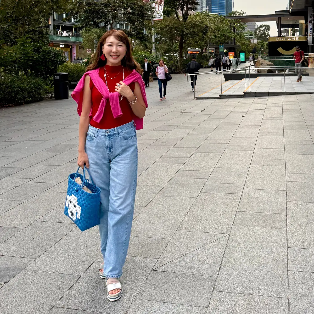 UNIQLOデニムコーデ。ピンクとレッドトップスで差し色