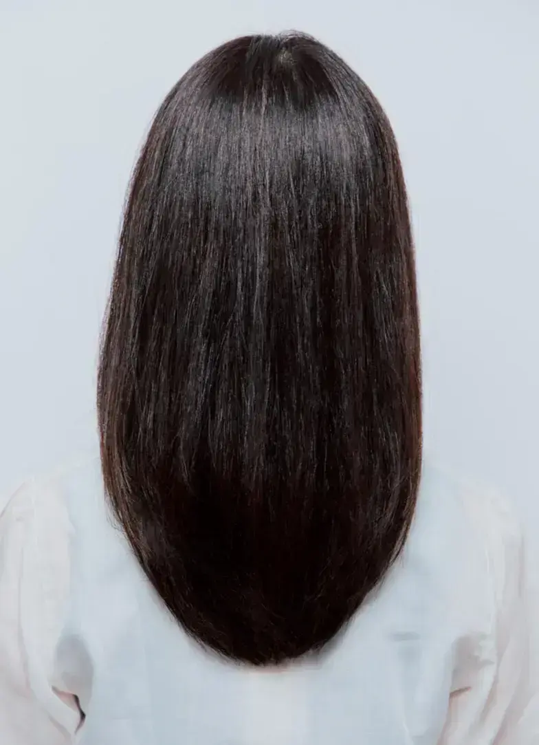 ロングヘアは髪の面積が広くなるため、質感が印象を左右する。