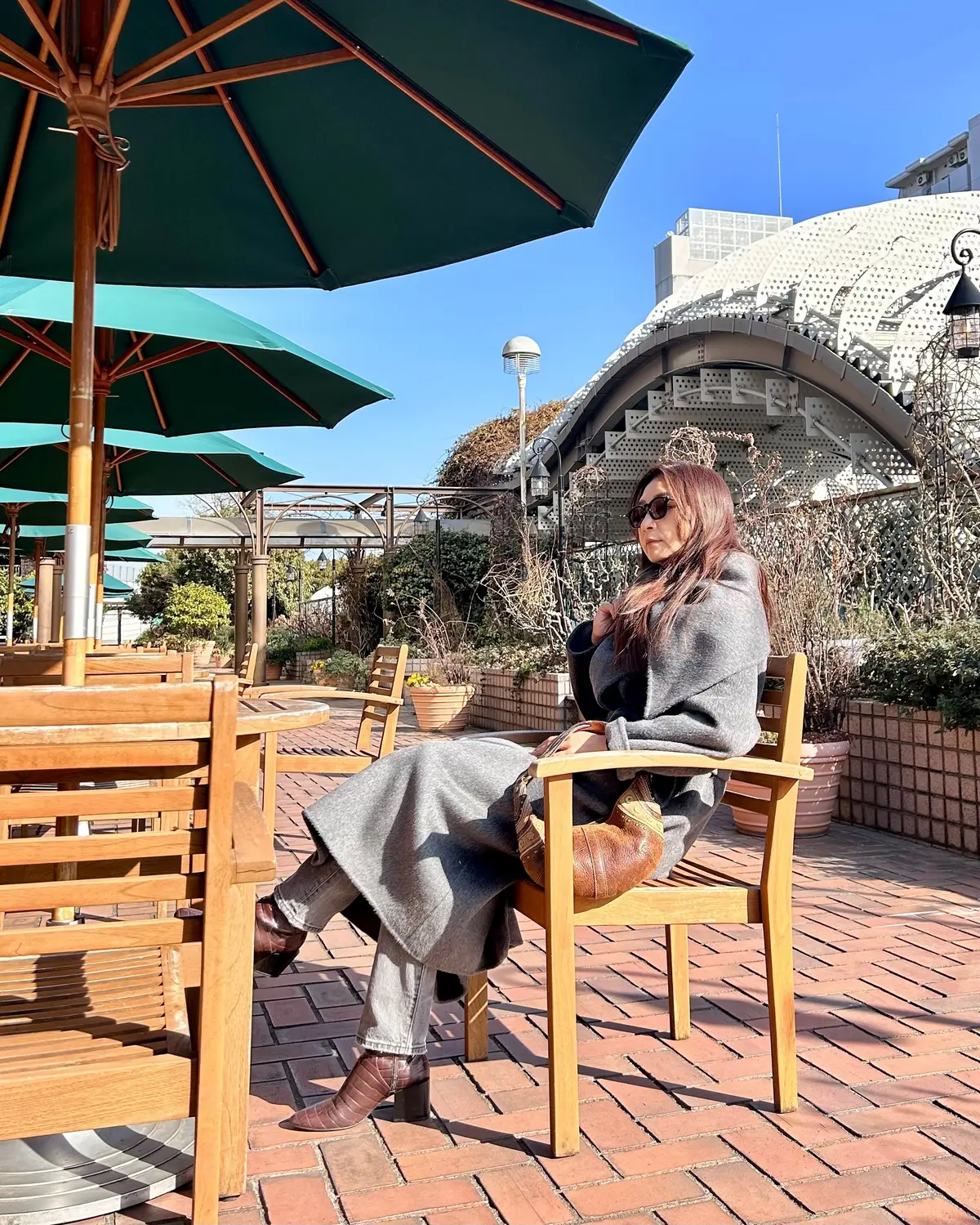 グレーコートとブラックデニム