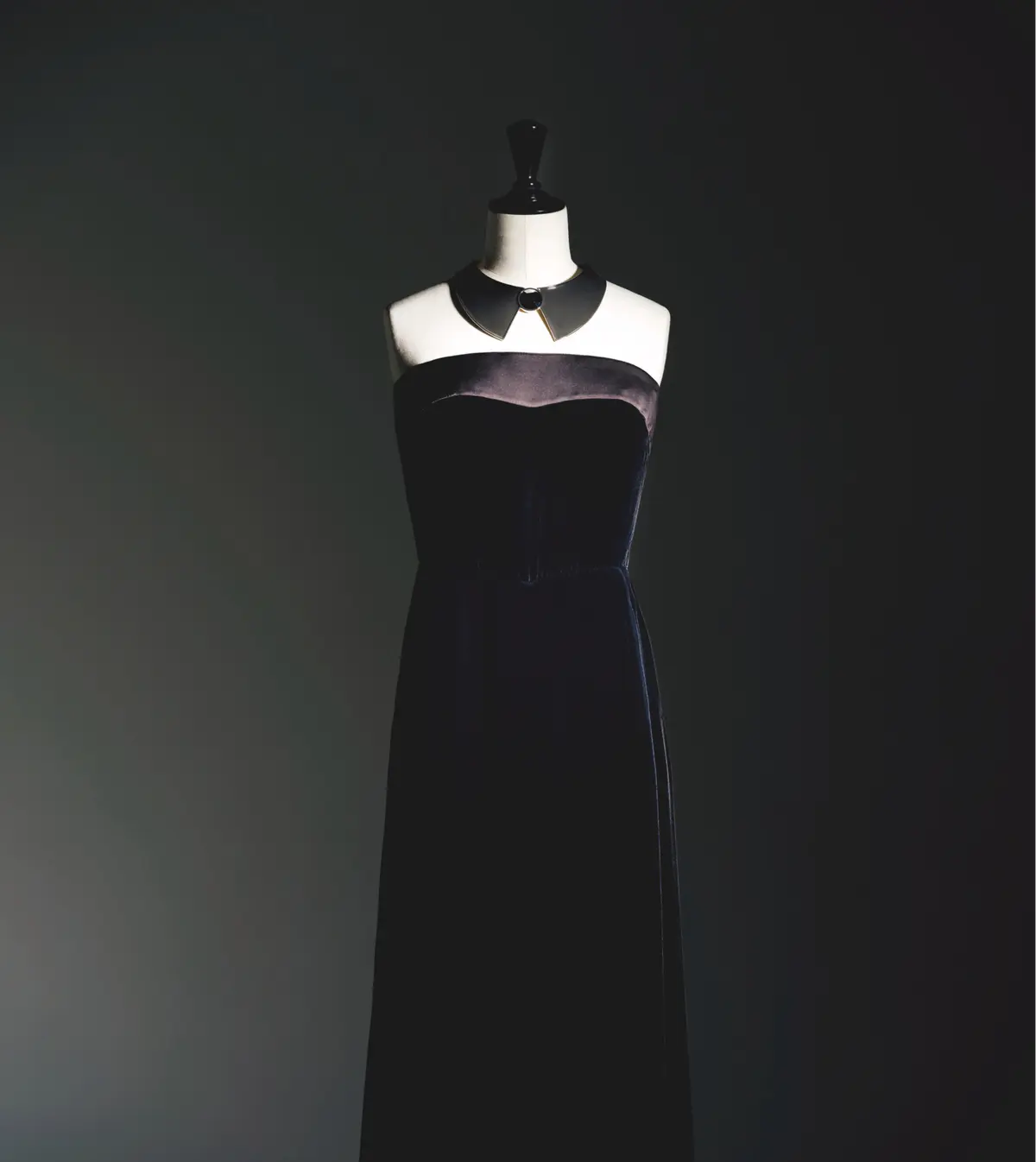 世界一美しいといわれる、ジョルジオ アルマーニのベルベット。 個性と知性を引き出し、調和と静けさを生み出すドレス