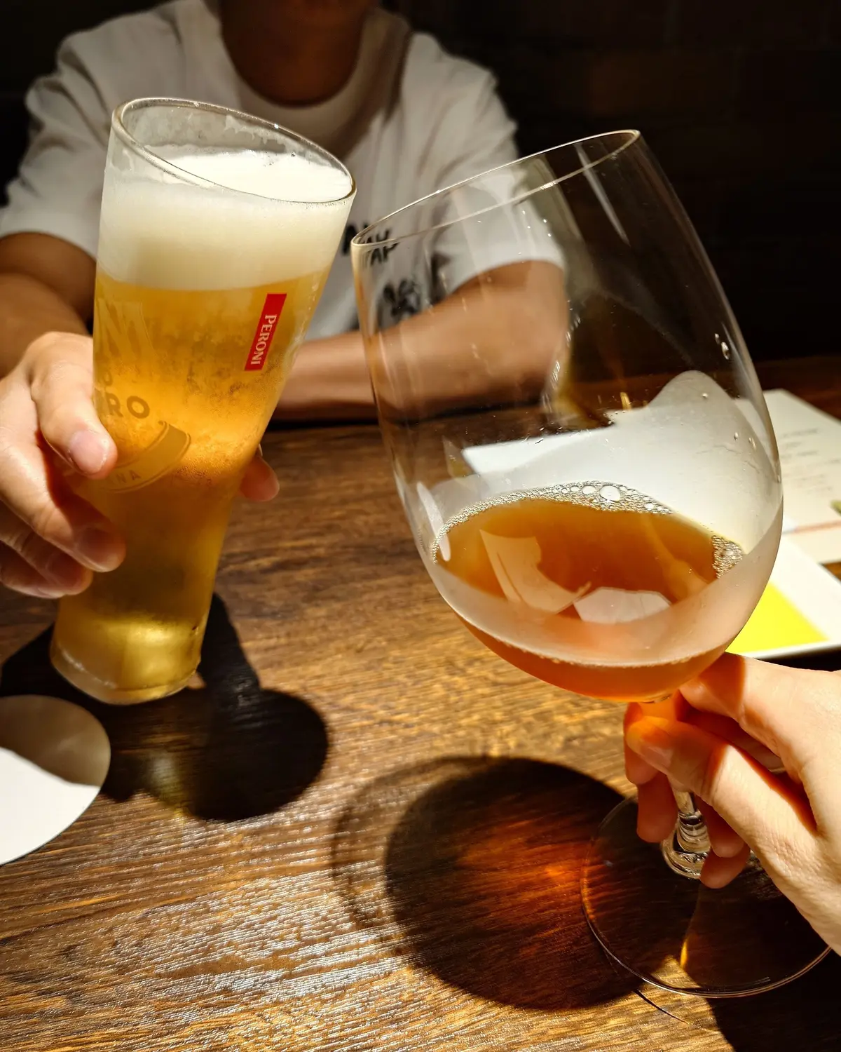 木製のテーブルに置かれた、ペローニのビール