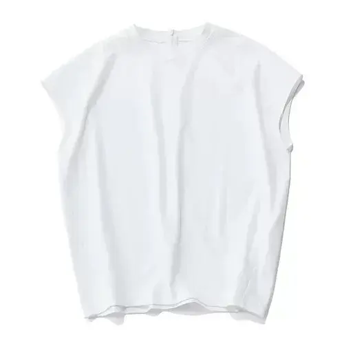 白い無地の袖なしTシャツ。ゆったりとしたシルエットで、首元はクルーネック。前面にシワが若干ある。