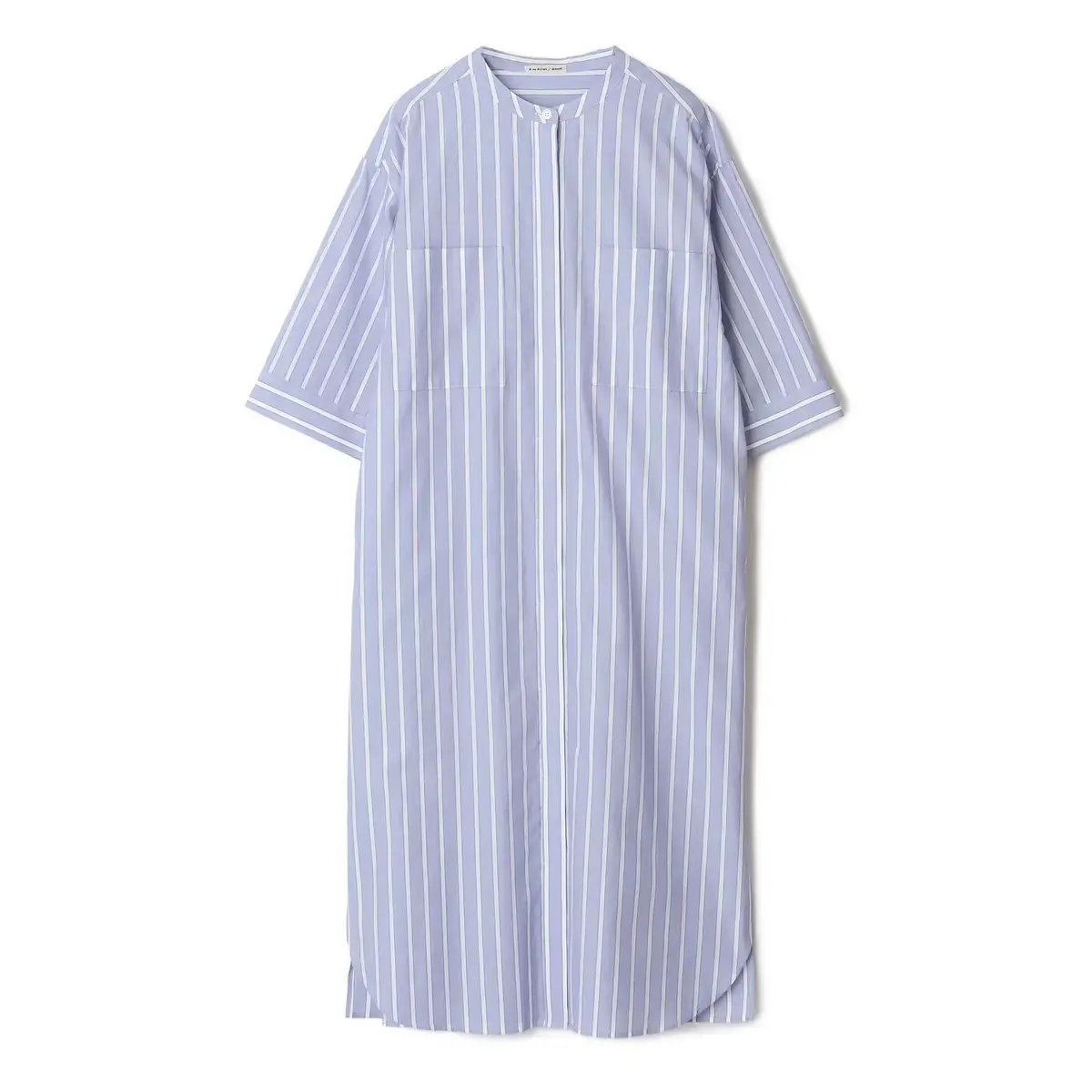 青と白のストライプ柄のロングシャツドレス。短袖で、前身頃にボタンが並び、胸元にポケットがある。ゆったりとしたシルエット。