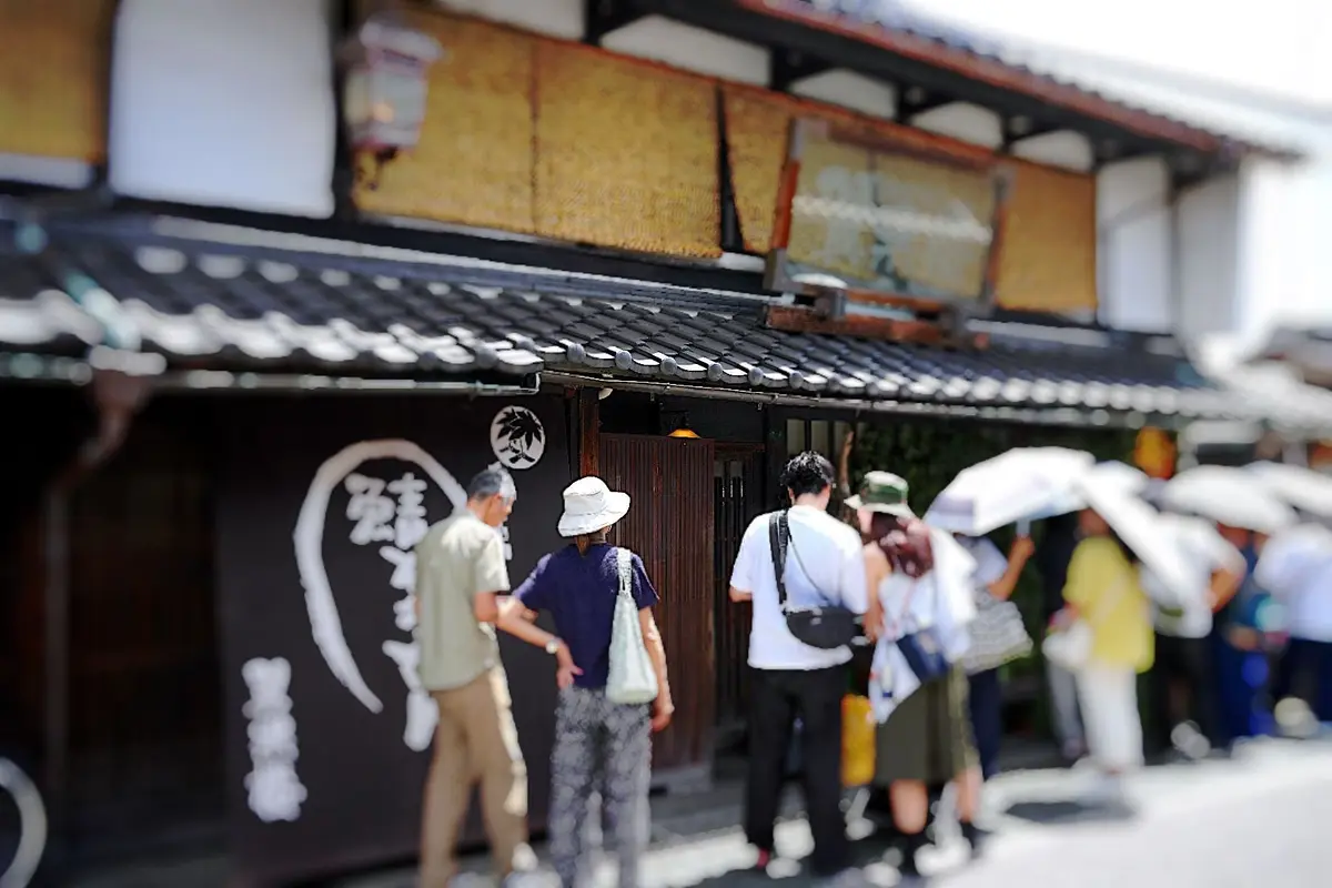 店先にはずらっと行列が。