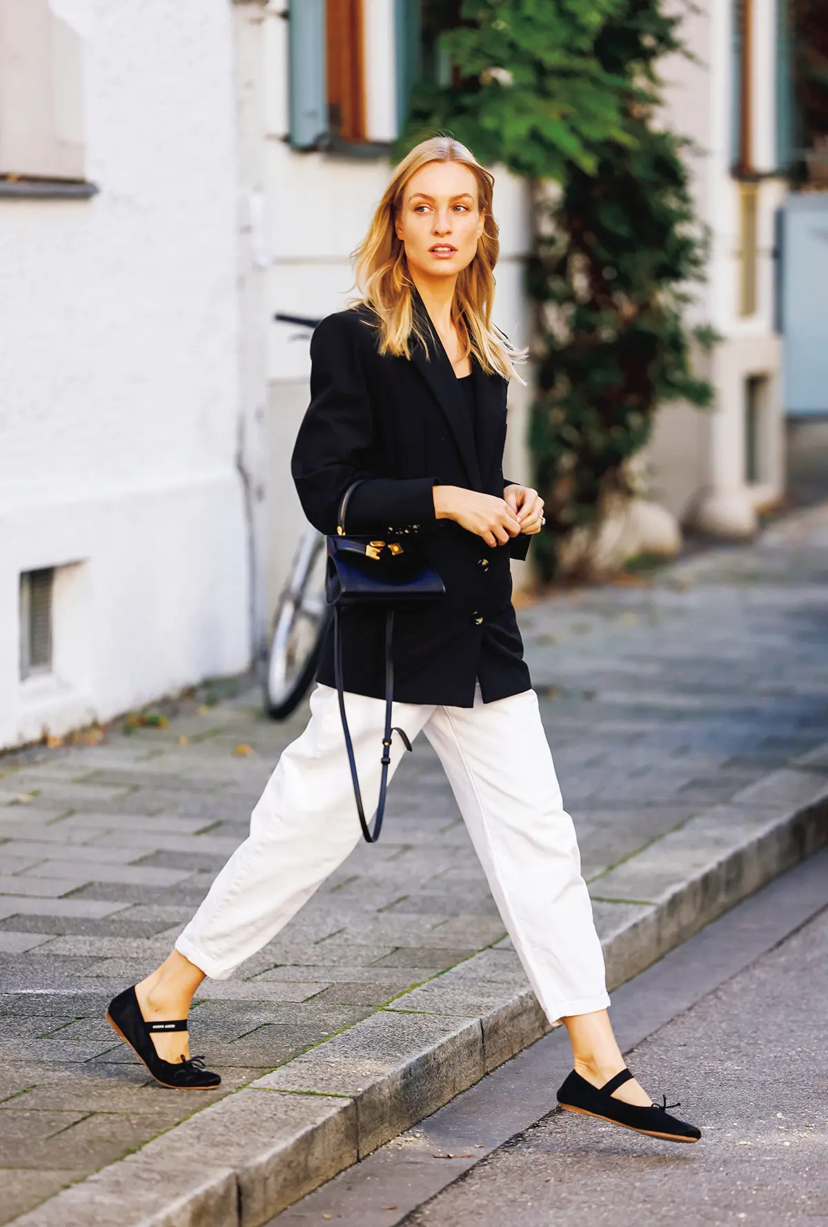 黒のブレザースタイル