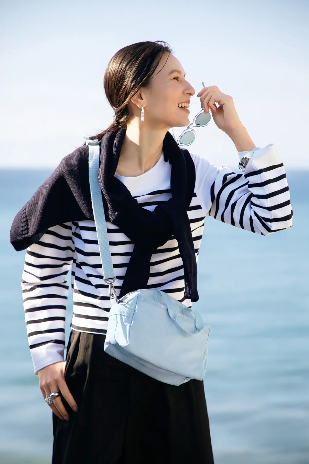 レスポートサック「エッセンシャル コレクション」のショルダーバッグは、新色のさわやかなパステルブルーに注目