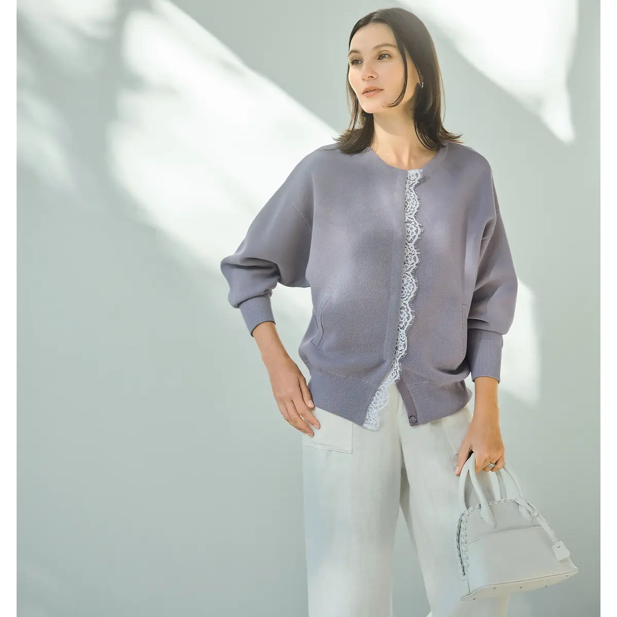 大人の表情に映える華やかなレース使い「前立てレースブルゾン」