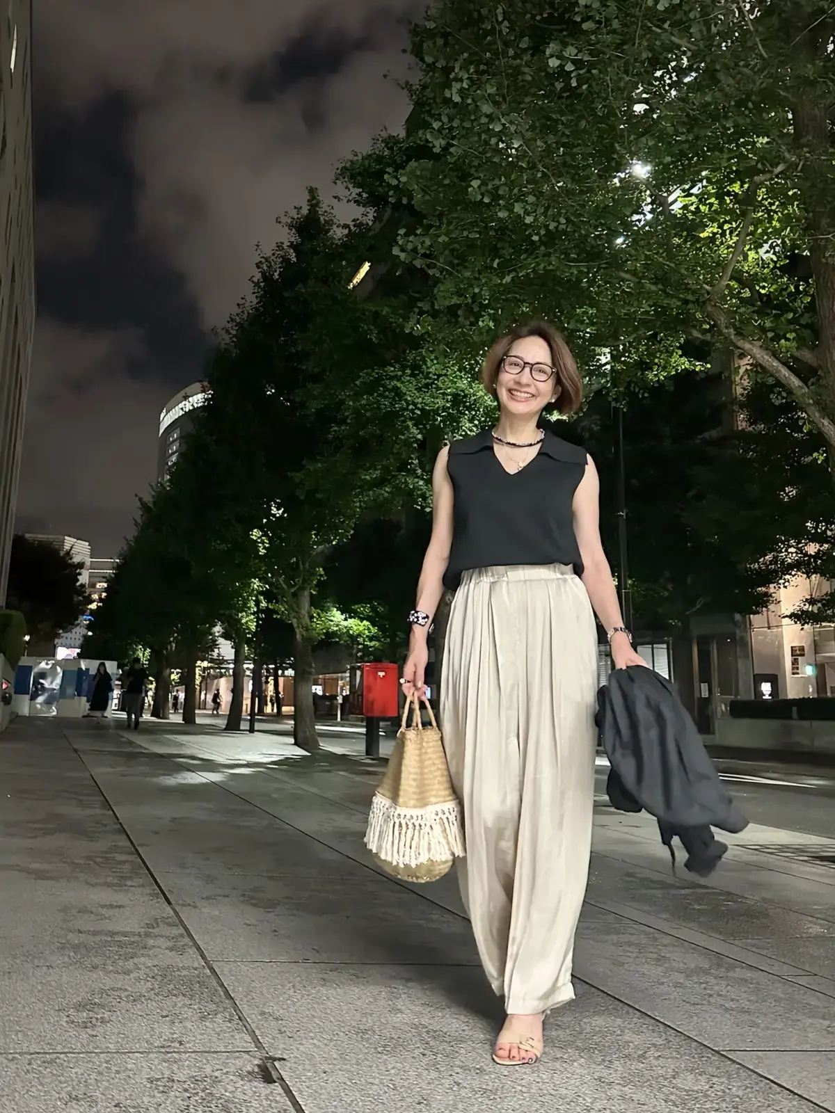 黒のニット ベージュのパンツ 晩夏コーデ