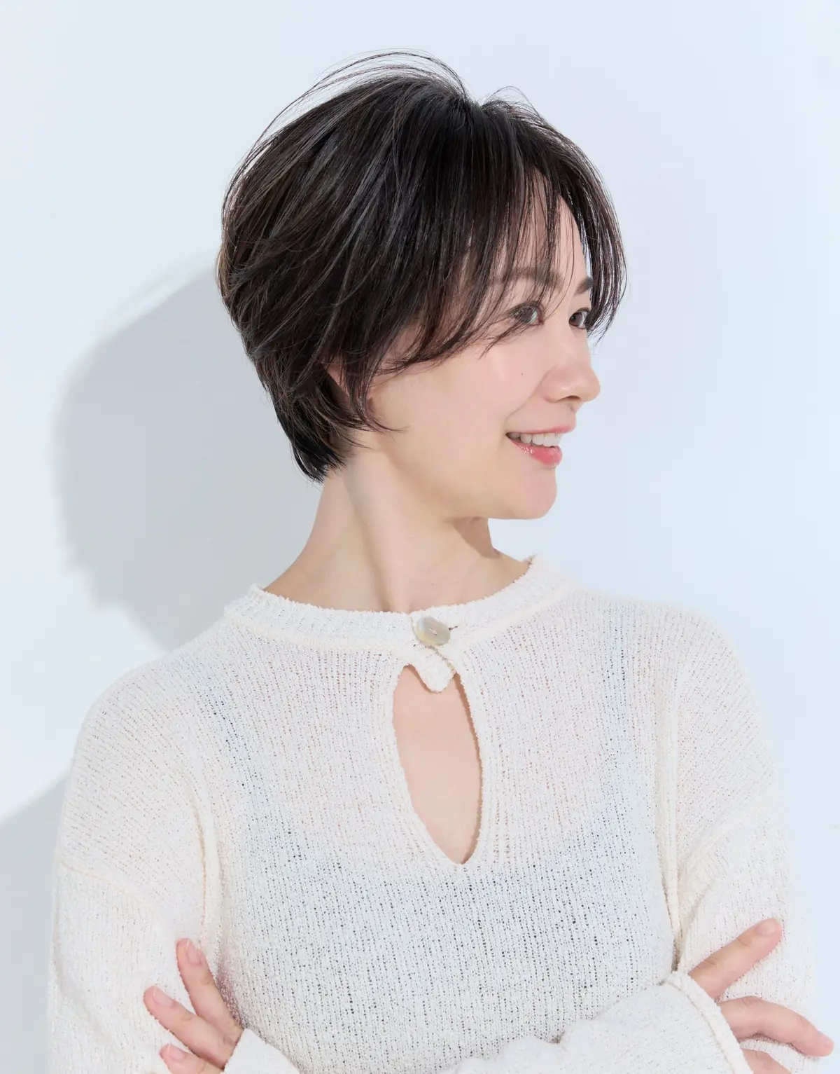 Webエクラ 前から見たショートヘアスタイル　40代 50代 髪型